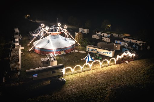 Zirkus, Zelt, Nacht, Luftaufnahme