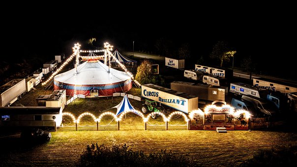 Zirkus, Zelt, Nacht, Luftaufnahme