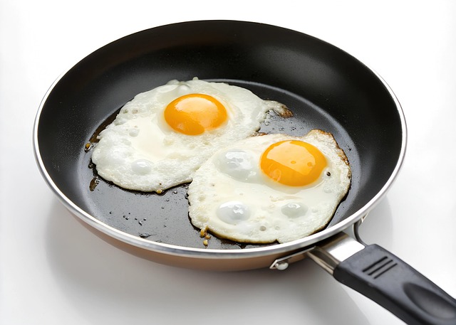 Free ai generated frying pan eggs illustration