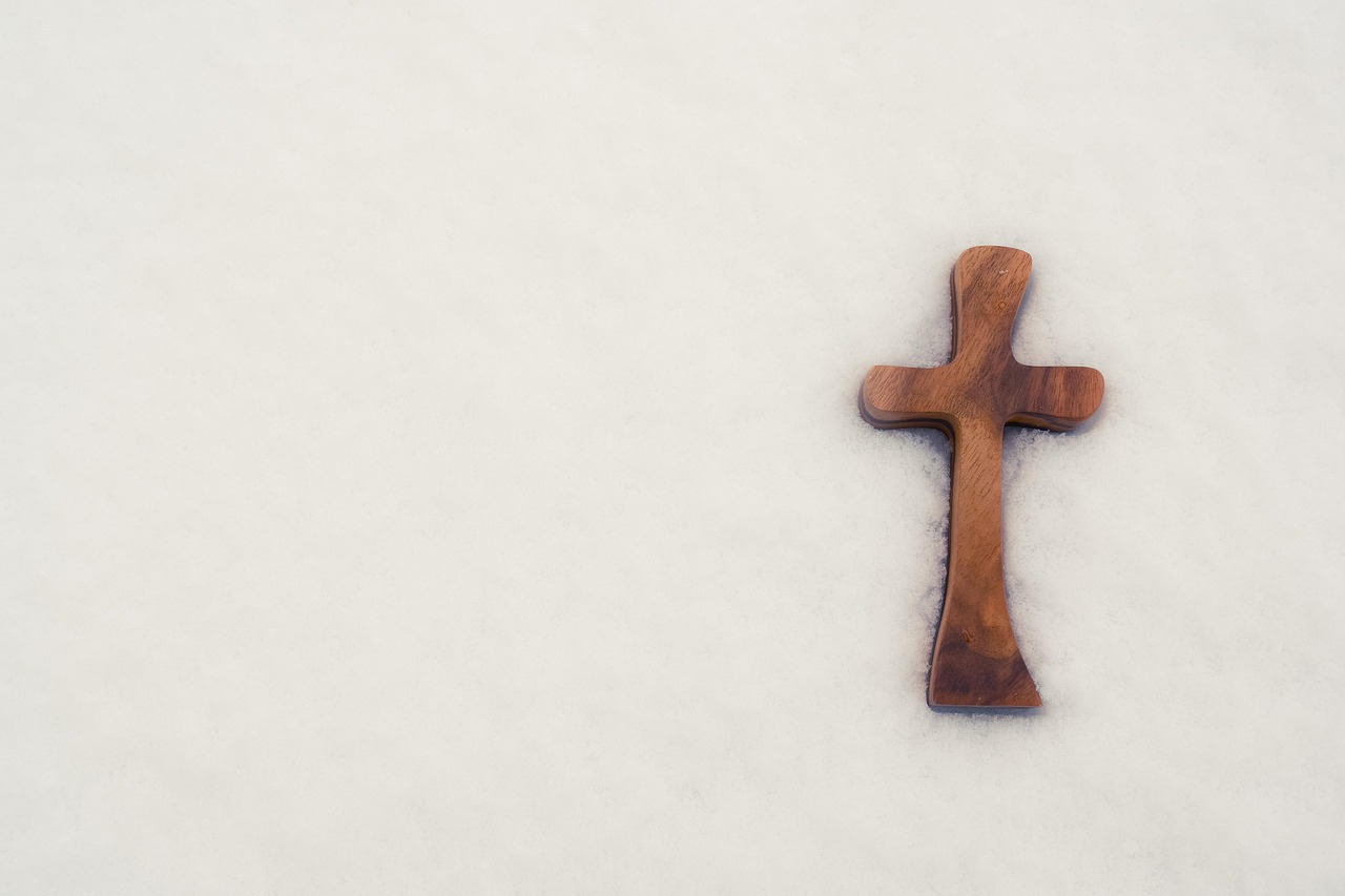 2 Croix En Bois Sculptées Avec Cœurs - Petites Croix De Réconfort Artisanal Pour Baptême, Prière Et Méditation