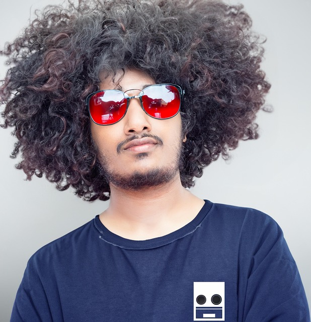 Afro-Frisur, Rote Sonnenbrille