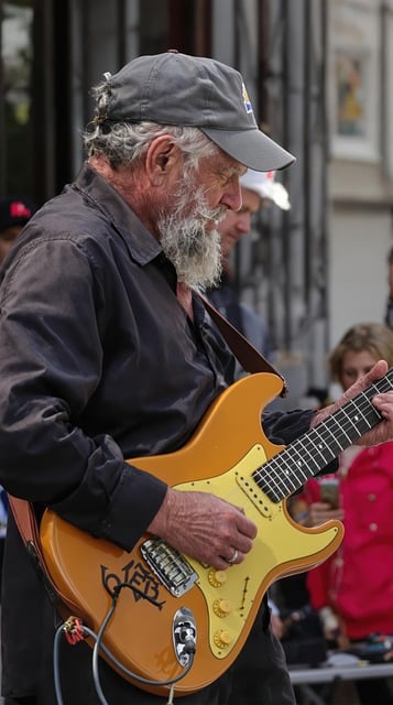 Älterer Herr, Musiker, Gitarrist