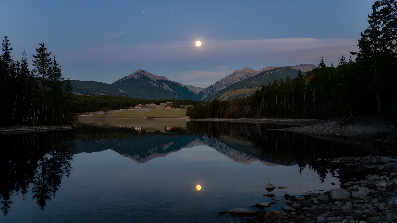 Lac Luminat De Lună, Reflexie Montană