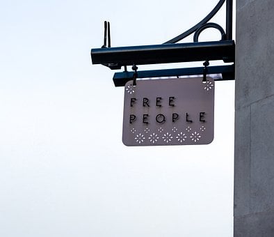 Gente Libre, Publicidad, Señalización