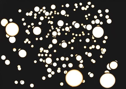 Luces, Resumen, Luces Redondas, Extraño