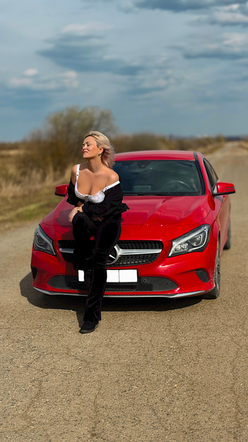 Dívka V Mercedesu, Užívá Si Života