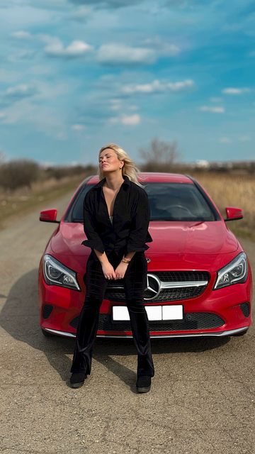 Dívka V Mercedesu, Červený Mercedes