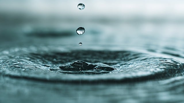 Free ai generated water drop illustration