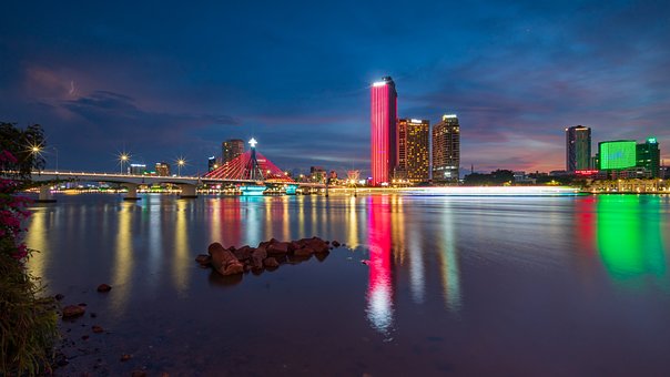 Nacht, Han-Flussbrücke, Danang, Trocken