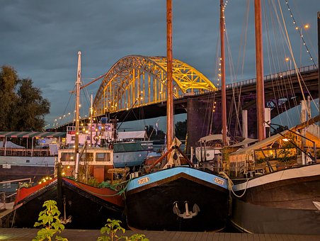 Free Nijmegen Waal Bridge illustration and picture