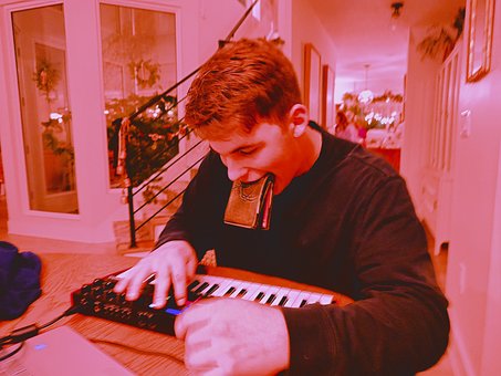 Free Synthesizer Wallet photo and picture