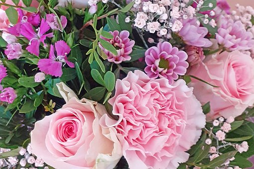 En Haug Med Blomster, Bukett Med Roser