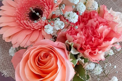 En Haug Med Blomster, Bukett Med Roser