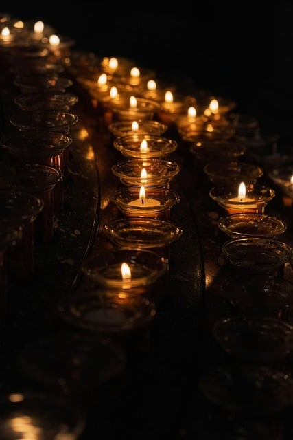 Kerzen, Kerzenlicht, Teelichter, Kirche