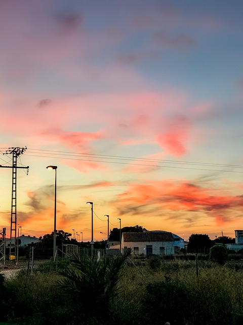 Zonsondergang, Veld, Huizen, Mensen