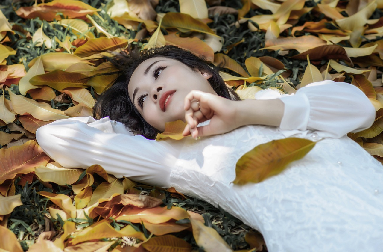 Cuisses épaisses et vibrations de sorcière Feuilles d'automne et
