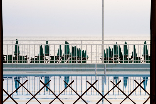 Schwimmbad, Strandsonnenschirme, Meer