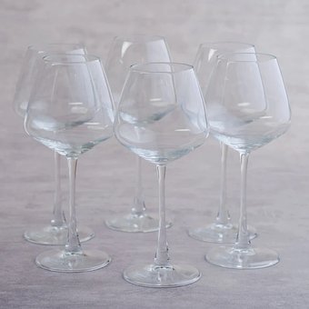 Set Aus Klaren Weingläsern