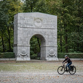 Berlin, Radfahrer, Sowjetisches Ehrenmal