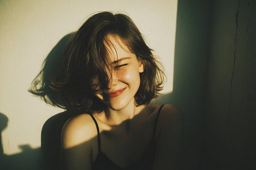 여성, 그림자, 웃다, 태양, 빛, 편안, 행복, 내면의 평화, 햇빛