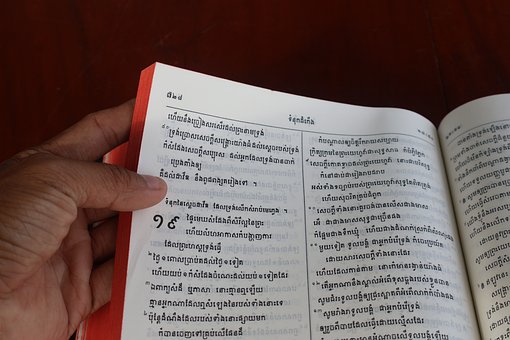 Studerer Bibelen, Khmer Bibel