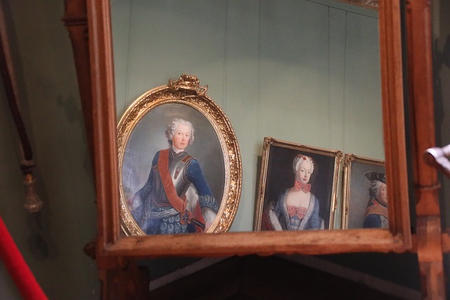 Spiegel, Gemälde, Schlossinterieur