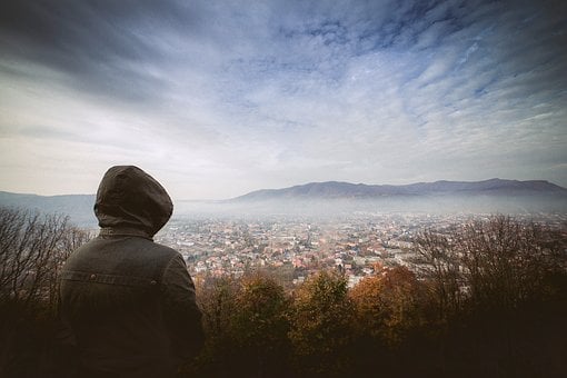 Un Bărbat Privește Orașul, Panoramă