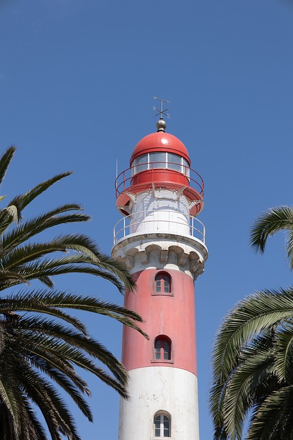 Farol, Palmeira, Céu Azul