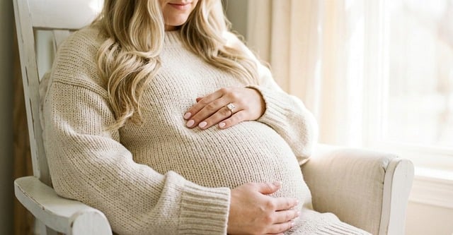 Free pregnant woman baby bump maternity portrait illustration