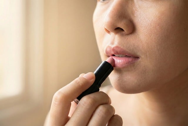Free woman apply lipstick illustration