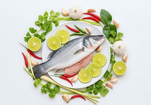 Fische, Teller, Umgeben, Zeigt, Zitronen