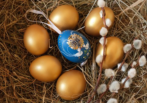 Ostern, Dekorierte Eier, Stroh