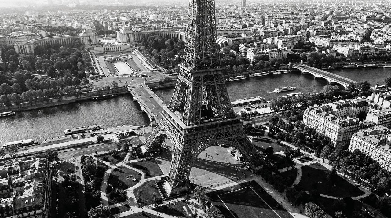 Eiffel Tower - free online jigsaw puzzle photo
