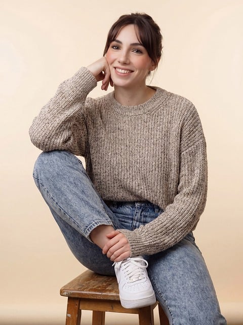 Pullover, Jeans, Hocker, Lächeln