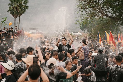 ปีใหม่เขมร, เทศกาล, การต่อสู้ทางน้ำ
