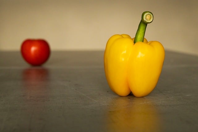Gelbe Paprika, Tomate, Frisches Obst