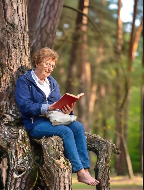 Frau, Senior, Oma, Buch, Lesen, Wald