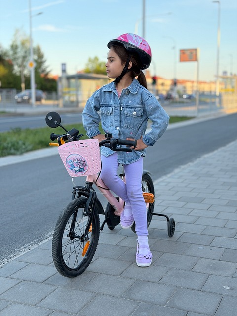 Mädchen, Fahrrad, Kinderhelm, Rosa Helm