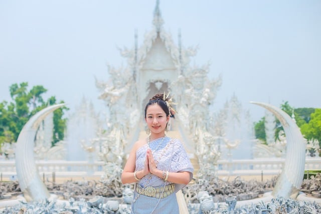 Traditionelles Kleid, Asiatischer Tempel