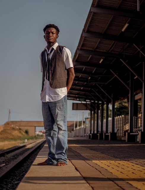 Mode, Bahnhof, Junger Mann, Jeans, Hemd