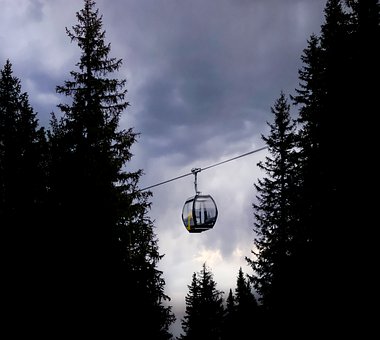 Gondel, Wald, Berge, Himmel, Düster