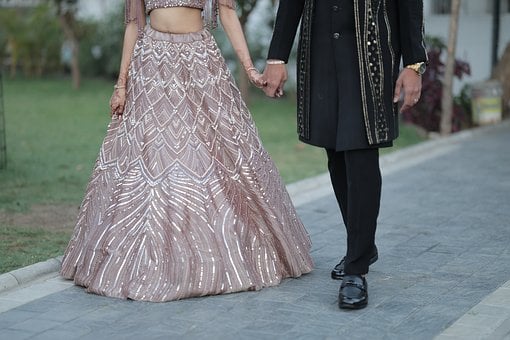 Hochzeitskleid, Sari, Gehaltene Hand