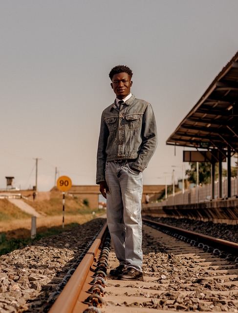 Mann, Jeans, Bahngleis, Posieren, Denim