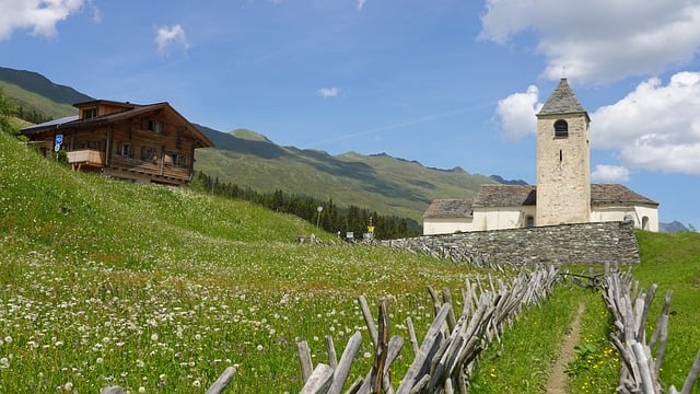 Bjerge, Kirke, Træbygning, Hegn, Eng