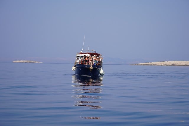 Free Boat Tourists photo and picture
