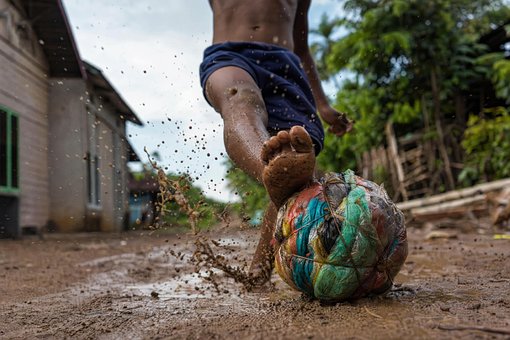 Descalço, Criança, Bola, Chute, Lama