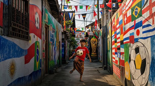 Menino, Bola De Futebol, Beco, Mural