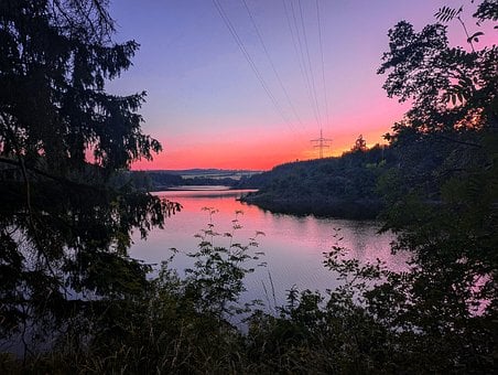 Bij Zonsondergang, Stroomleidingen