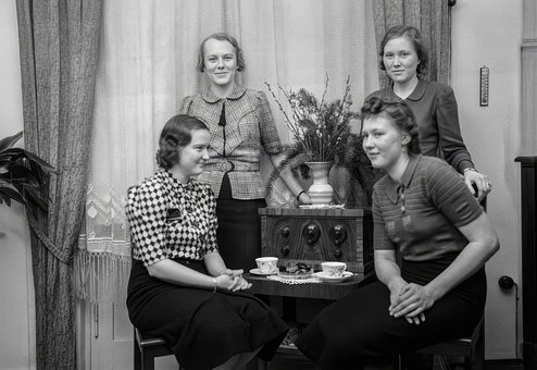 Historisches Radio, Junge Frauen