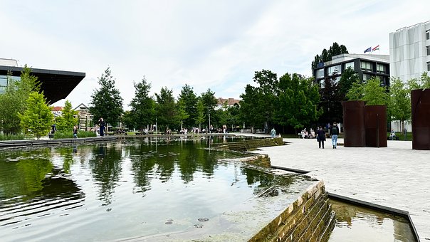 Budapest, Park, See, Moderne Architektur